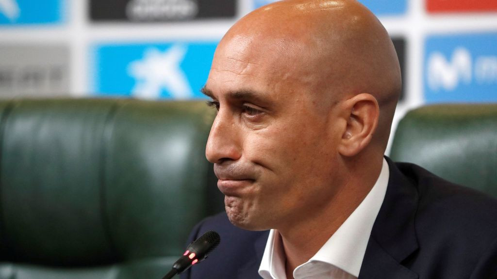 Luis rubiales en sala de prensa